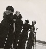 "There were still women serving in the militias, though not very many. In the early battles they had fought side by side with the men as a matter of course." (Barcelona, 1936. Militiawomen on beach near Barcelona. Photo: Gerda Taro). Milicianas em 1936 por Gerda Taro.jpg