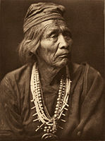 Navajo medicine man – Nesjaja Hatali, c. 1907[1]