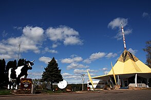 Tipi évoquant la conquête de l'Ouest et la vache parlante Chatty Belle, conçus pour la Foire internationale de New York de 1964 et déplacés à Neillsville (Wisconsin).