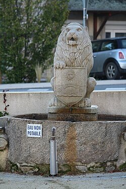 La nouvelle fontaine sur la place de la mairie