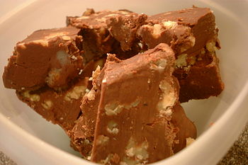 English: Chocolate fudge with nuts