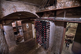 La cave à vin du Jesus College de l'université d'Oxford, où le vin (destiné aux professeurs) est entreposé par bouteille mais aussi en caisses.