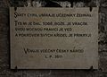 Pamětní deska v češtině u předpokládaného hrobu sv. Cyrila