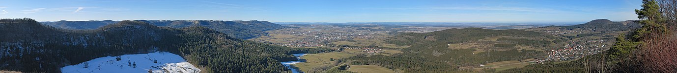 Blick vom Böllat (922,3 m) zum Albtrauf südlich und östlich von Balingen