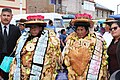 Pareja de autoridades con panes, flores y billetes