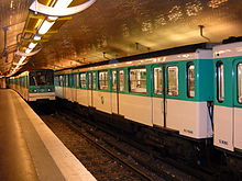 Deux rames en station, en septembre 2009.