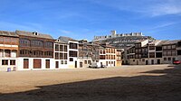 Vista del Castillo de Peñafiel (al fondo) desde la Plaza del Coso.