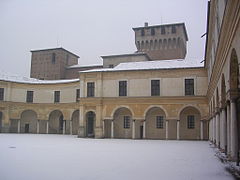 Piazza Castello mit dem dahinter liegenden Castello di San Giorgio