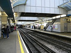 Piccadilly Line-platformoj ĉe Hammersmith D+P-station.jpg