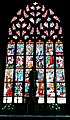 Église paroissiale : vitrail derrière le maître-autel racontant la vie de saint Yves