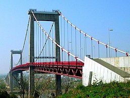 Pont d'Aquitaine (1967) portée : 394 m