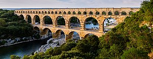 Pont du Gard, akueduk Romawi yang terletak berhampiran dengan pekan Vers-Pont-du-Gard di selatan Perancis.