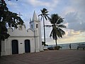 Blick auf das Meer mit kleiner Kirche in Praia do Forte