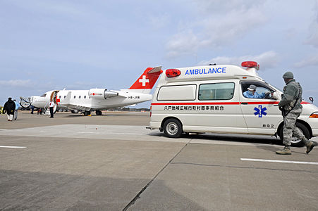 HB-JRB all'aeroporto di Misawa dopo il recupero di un cittadino svizzero coinvolto nel terremoto e maremoto del Tōhoku del 2011.