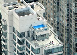 Penthouse et piscine vus depuis l'Empire State Building de Manhattan à New York.