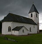 Sörby kyrka sedd från järnvägssidan.