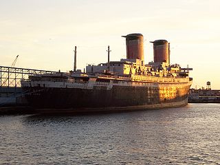 SS United States privezan ob izlivu reke Delaware, v Filadelfiji, 2006