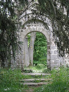 Porte romane au sud, double voussure surmontée d'un arc en bâtière.