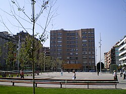 Plaça de la Vila dominatit bi the ceety haw