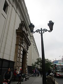 Kansalliskirjaston Gran Biblioteca Pública de Lima -rakennuksen julkisivua.