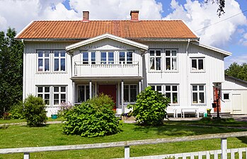 Hålandas sista lanthandel Mauritzberg i Skaggata, verksam 1894-1971,[13] sedan dess privatbostad. Här ordnas publika musikarrangemang.