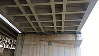 Onderkant brug, grid van stalen langs- en dwarsliggers met daarop beton