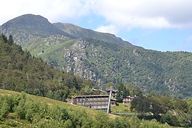 Le mont Fourcat dominant la station des Monts d'Olmes.