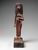 Statuetă a reginei Tiy; 1390–1349; lemn, carneol, aur, sticlă, albastru egiptean și vopsea; înălțime: 24 cm; Muzeul Metropolitan de Artă (New York City)