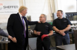 Президент Дональд Дж. Трамп готовится подписать рабочую шляпу во время визита к сотрудникам во время поездки по корпорации Sheffer в понедельник, 5 февраля 2018 года, в Блу-Эш, Огайо.