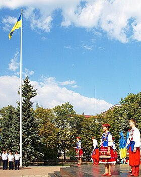 Célébration du Jour de l'indépendance à Louhansk en 2013 devant la statue de Taras Chevtchenko.