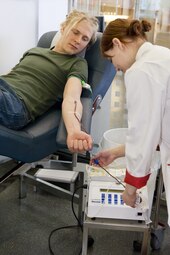 A man donating blood at Finnish Red Cross Blood Service [fi] Verenluovuttaja.tiff