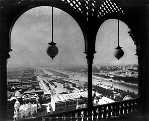 1889年パリ万博時のエッフェル塔から見た白鳥の島 (L'île aux Cygnes vue de la tour Eiffel lors de l'exposition universelle de 1889.)