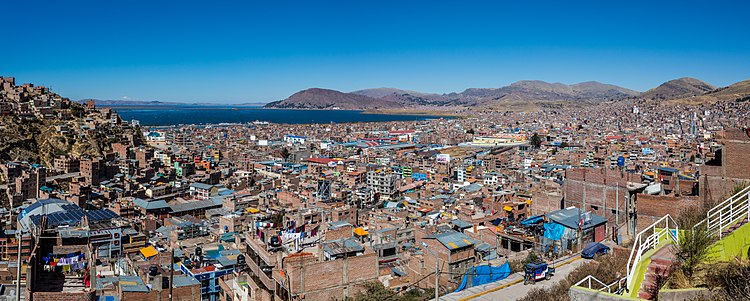 Панорама перуанского города Пуно. На заднем плане — озеро Титикака