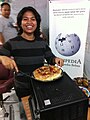 Anita Majid menyiapkan pizza untuk Wikipediawan