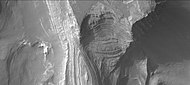 (مریخی پڑتال گر مدار گرد پر لگے ہوئے) سی ٹی ایکس کیمرے سے دیکھا جانے والا کئی پرتوں والا ٹربی شہابی گڑھے کا شمالی حصّہ۔