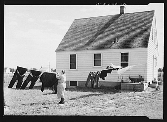 Αρχείο:Woman hanging out clothes. Austin Homesteads, Minnesota LCCN2017764153.tif