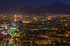 La Ópera (en primer plano, a la izquierda), con el skyline de Ereván