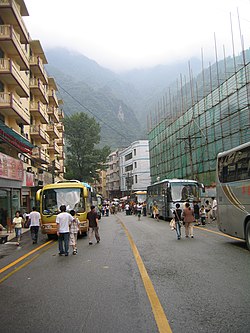 Street view of Yingxiu town، ژوئیه ۲۰۰۵
