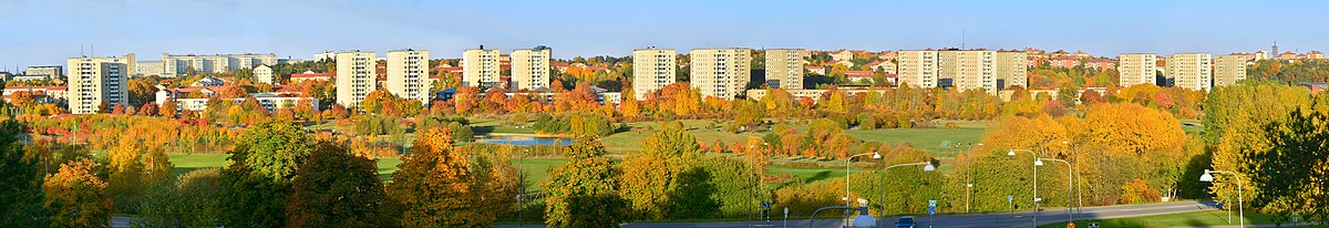 Panorama över Årstafältet från Östberga med Årstas bebyggelse i bakgrunden.