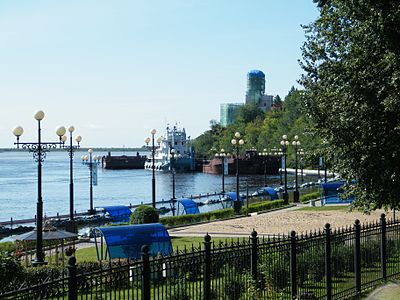 Притопленные баржи сдерживают напор воды, чтобы не размыло основание хабаровского утёса