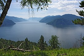 Le lac Teletskoïe.