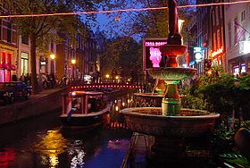 Vue du Oudezijds Achterburgwal de nuit dans le Quartier Rouge.