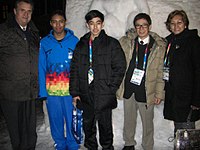 Die beiden Winter-Olympioniken Abel Tesfamariam (2.v.l.) und Michael Christian Martinez (3.v.l.) mit Konsul Traweger (l.), Manuel Veguillas (2.v.r.), Präsident der philippinischen Eislaufunion und Teresa Martinez, Mutter und Trainerin von Michael Christian