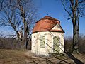 Schloss (mit Kapelle) und Schlosspark, darin ein Pavillon mit darauf zuführender Allee sowie Einfriedungsmauer südlich des Schlosses, weiterhin Baumrondell und Solitärbaum im Bereich der ehemaligen Gutshöfe, Baumgarten mit Gärtnerhaus und Einfriedungsmauer (Einzeldenkmale zu Sachgesamtheit 09306713)