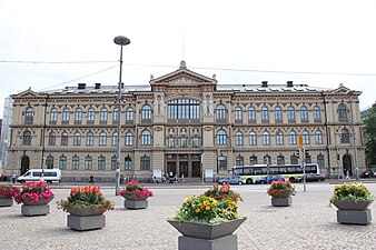 The center sculptures of Ateneum's facade, 1880s (the smaller medallions on the sides were by Ville Vallgren)[7]