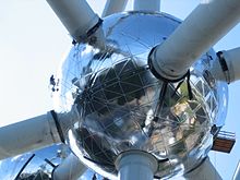 Détail de la boule centrale de l'Atomium durant sa rénovation, 2005.