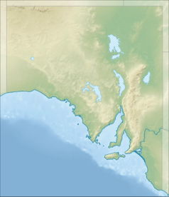 Mapa konturowa Australii Południowej, u góry nieco na prawo znajduje się owalna plamka nieco zaostrzona i wystająca na lewo w swoim dolnym rogu z opisem „Eyre”