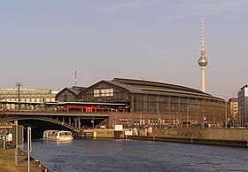 Bahnhof Friedrichstraße, über die Spree gesehen