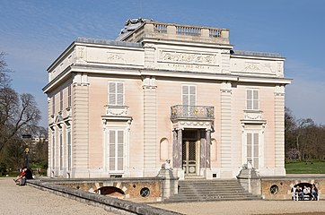 L'entrée du château de Bagatelle donnant sur la cour d'honneur.