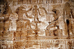 Bog Hnum v prisotnosti Heket oblikuje Ihija; relief iz Denderskega pokopališkega kompleksa